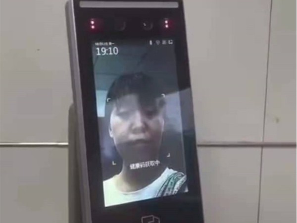 海康威视人脸识别测温一体机